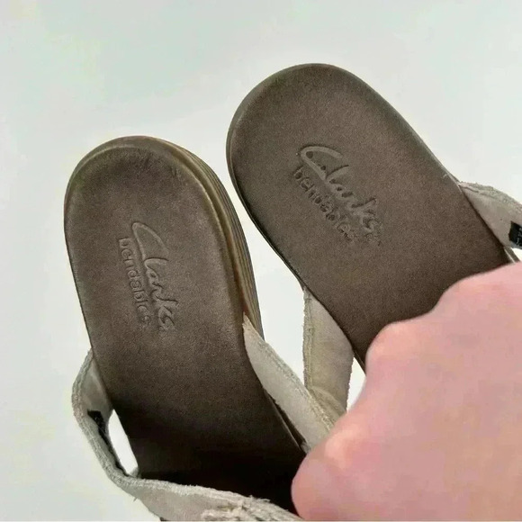 Clarks bendable sandals size 6 gray snakeskin print metallic floral flip flops - Picture 9 of 12